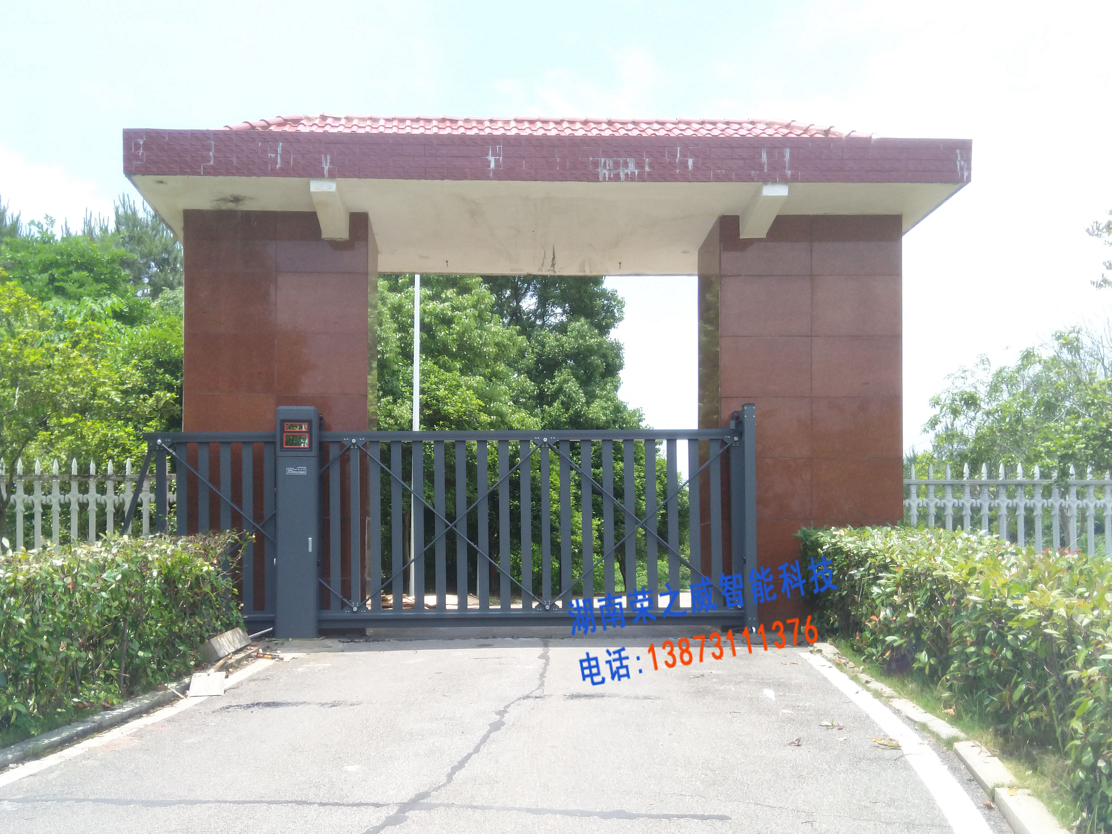 長(zhǎng)沙伸縮門,長(zhǎng)沙電動(dòng)門,長(zhǎng)沙電動(dòng)伸縮門,長(zhǎng)沙伸縮門,長(zhǎng)沙電動(dòng)伸縮門廠